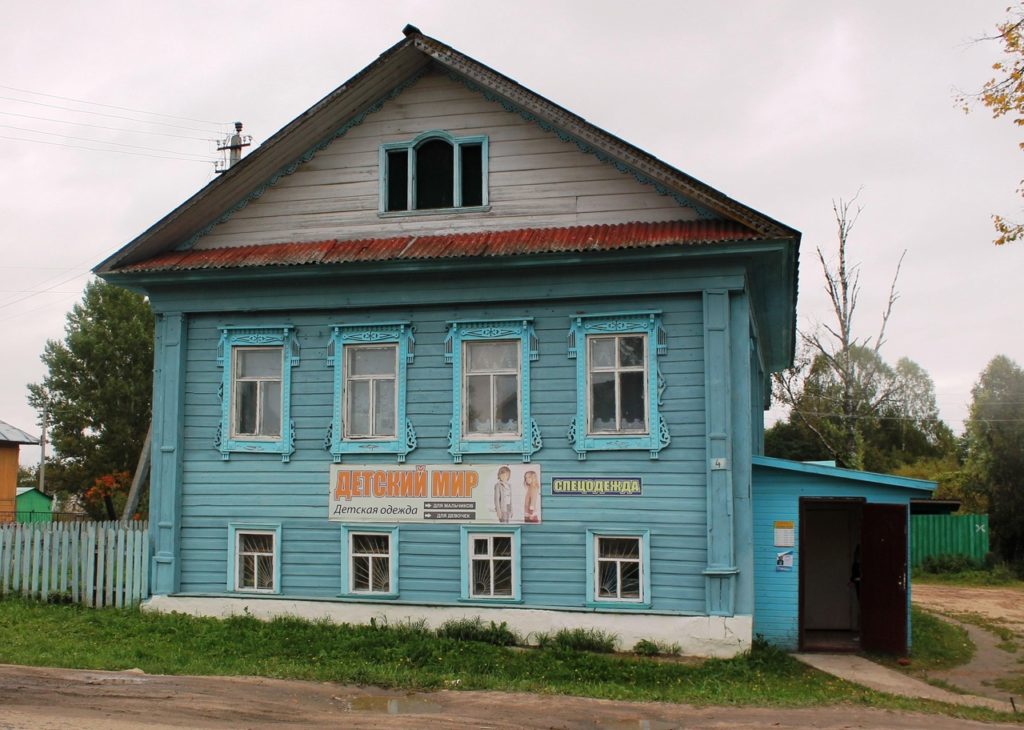 Собственник старинного дома в костромской глубинке несколько лет не может привести его в порядок