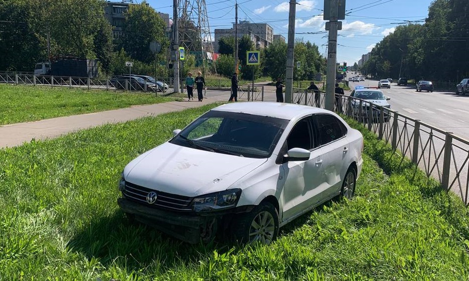 Уходил от столкновения: в Костроме иномарка сбила 3-летнего ребенка на тротуаре