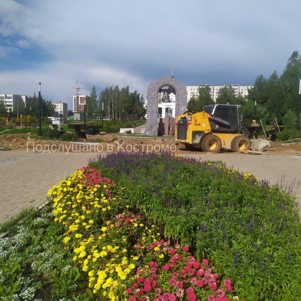 В костромском парке Победы начали заново перекладывать плитку