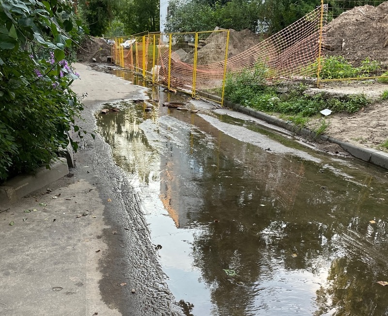 В Костроме месяц топит водой двор на улице Сутырина