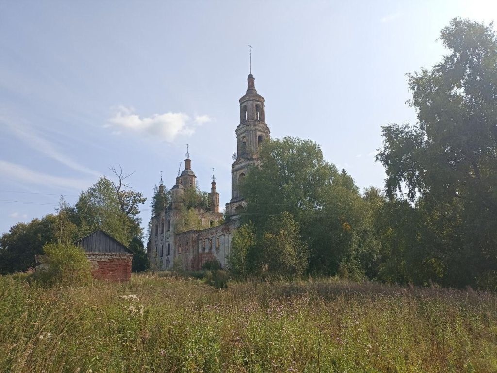 В костромском селе рассыпается старая церковь (ФОТО)