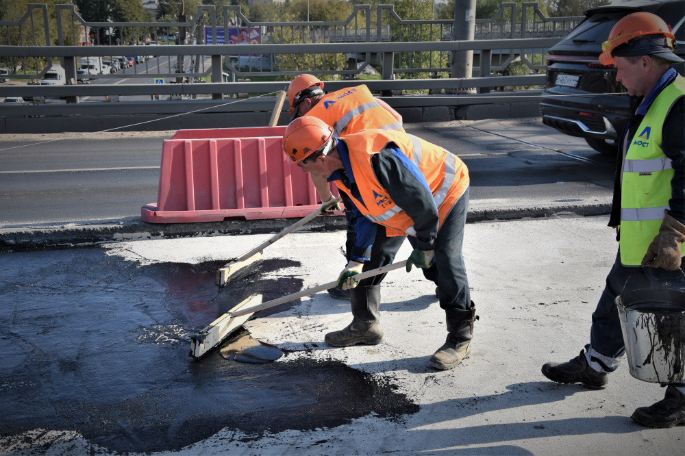 На мосту через Волгу в Костроме наносят новый финишный слой гидроизоляции