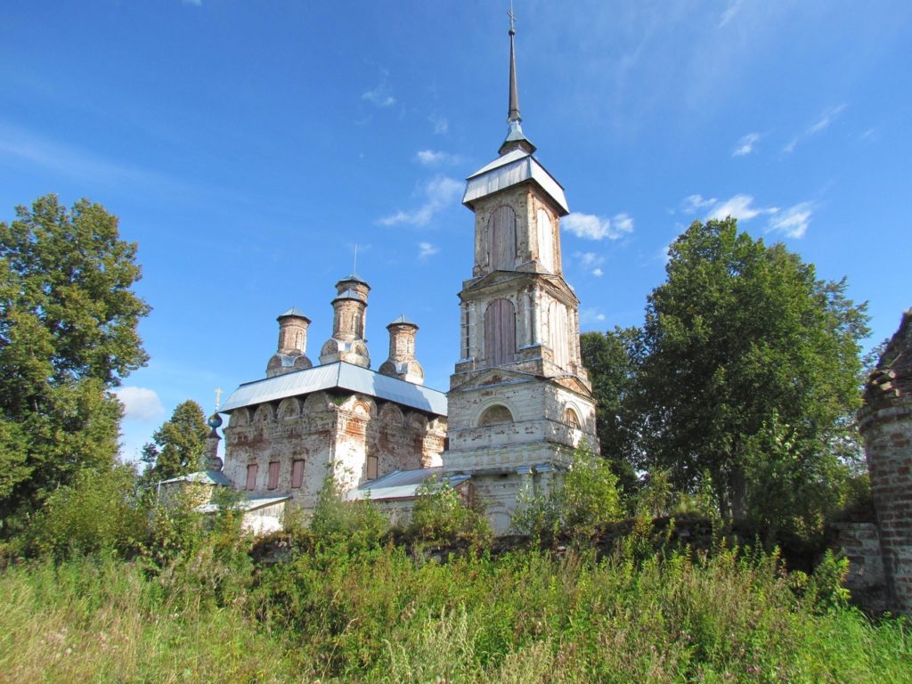 В костромском селе от дождя и вандалов спасли древнюю церковь (ФОТО)