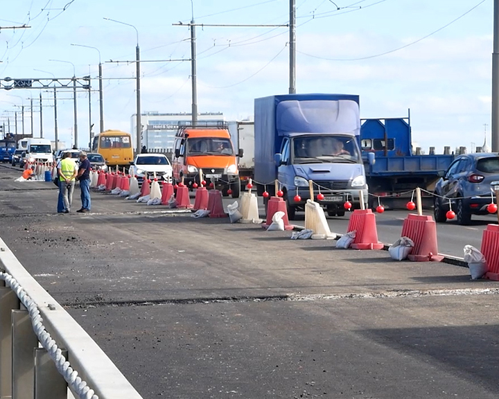 Не готов и на четверть: в Костроме приступили к асфальтированию моста через Волгу