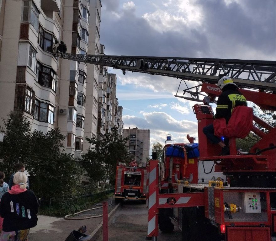 Курящие соседи подожгли многоэтажный дом в Костроме