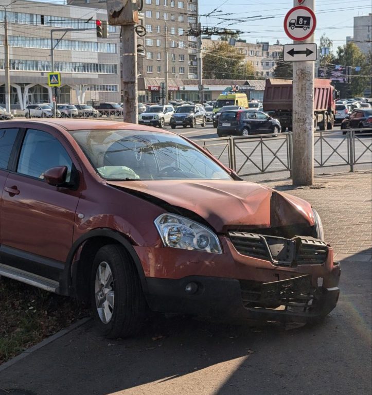 У костромского Универмага автомобиль вылетел на тротуар