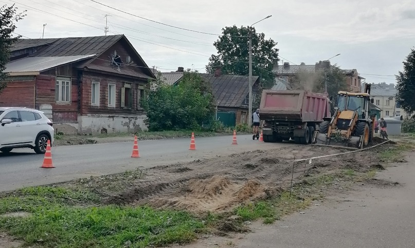 В Костроме ради новой парковки и автобусной остановки вырубили деревья на улице Козуева