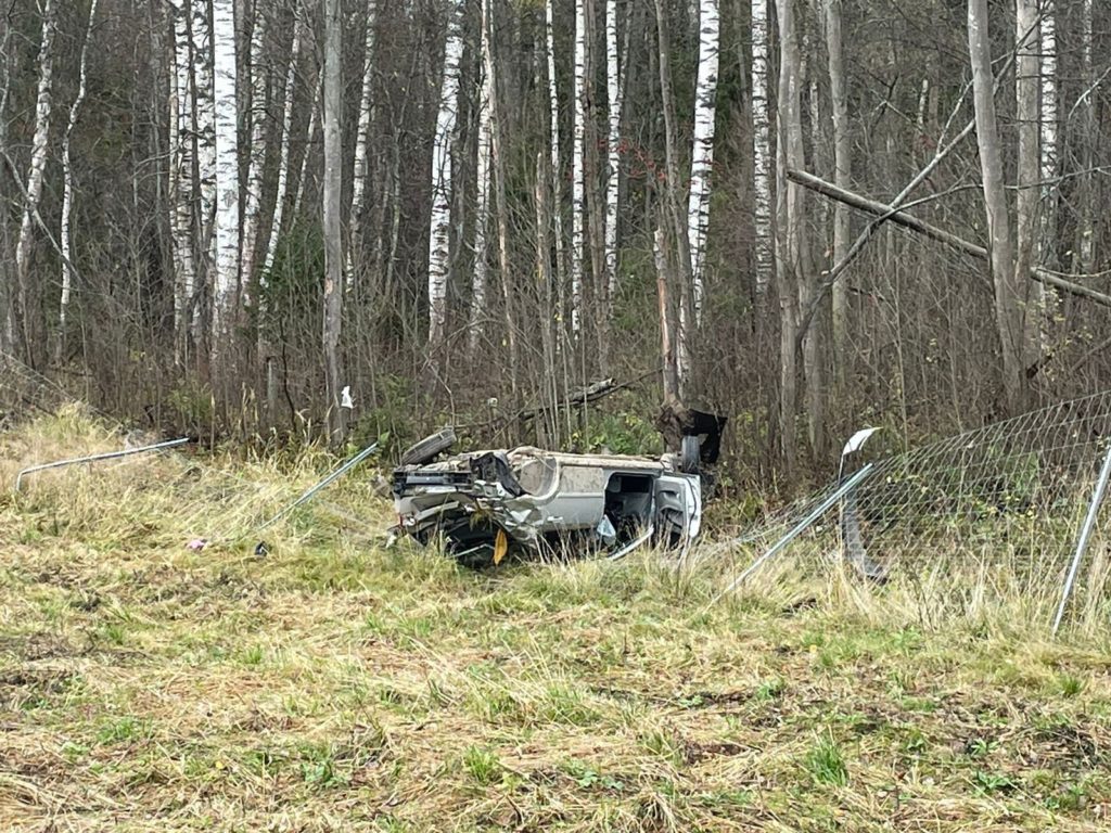 Молодой водитель вылетел из автомобиля при ДТП под Костромой