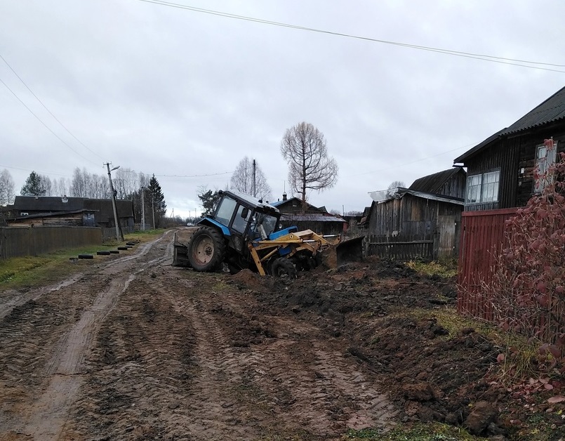 Трактор провалился под землю после проведения работ по ремонту водопровода в райцентре Костромской области