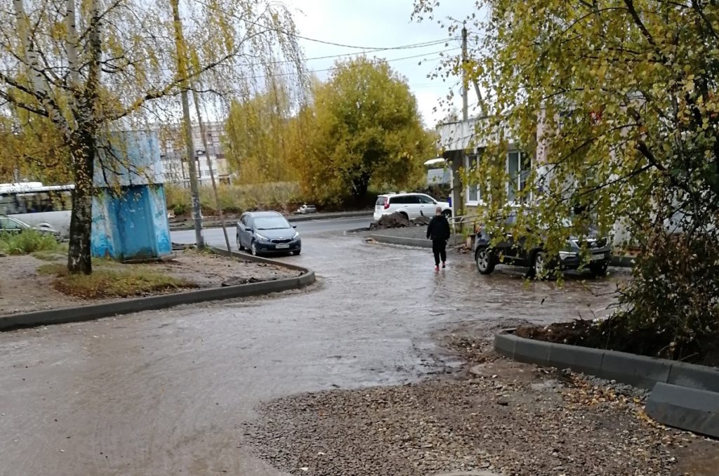 Асфальт сняли и все бросили: костромичи тонут в грязи на дороге в микрорайоне Малышково