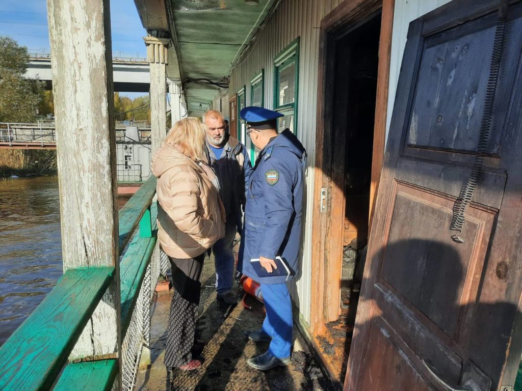 В Костроме загорелся дебаркадер Детского морского центра (ФОТО)