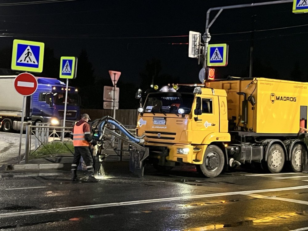 В Костроме в преддверии зимы латают ямы и трещины на дорогах