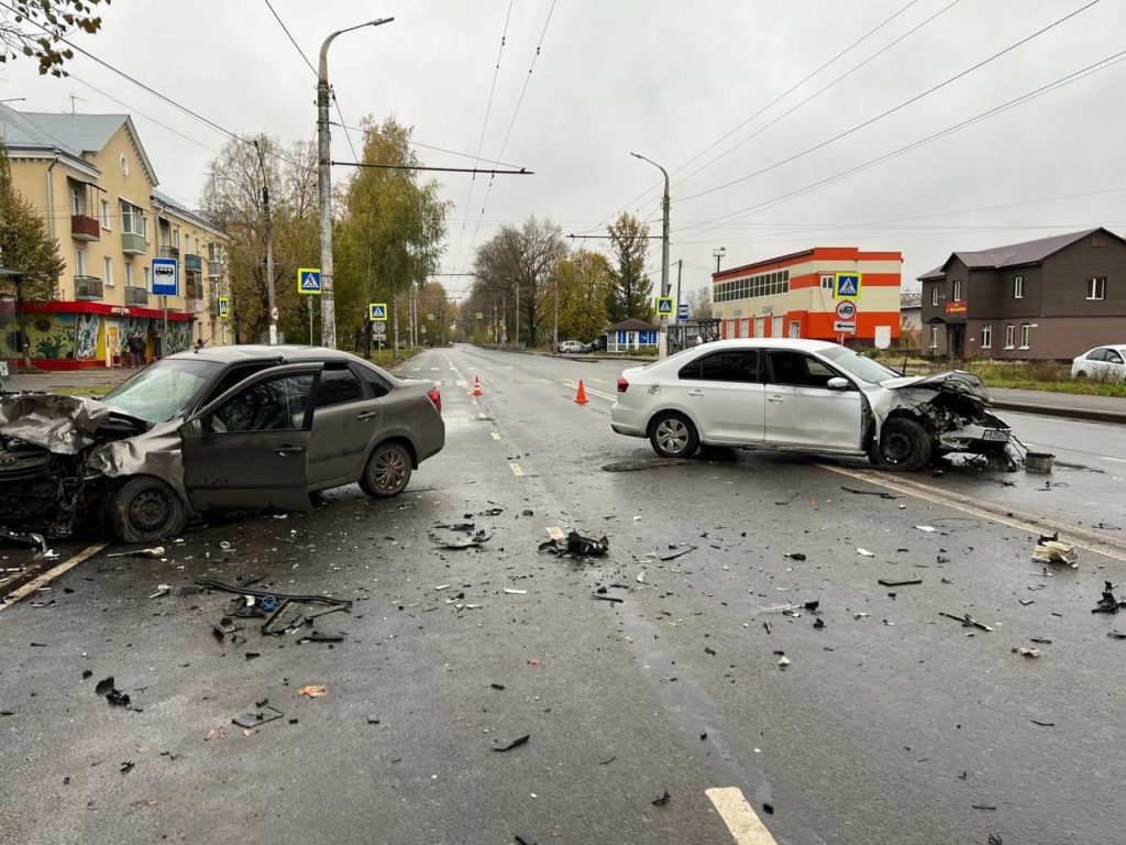 4 человека пострадали в результате жуткого ДТП на улице Ярославской в Костроме