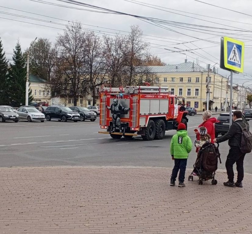 Киборг катается на пожарной машине в центре Костромы