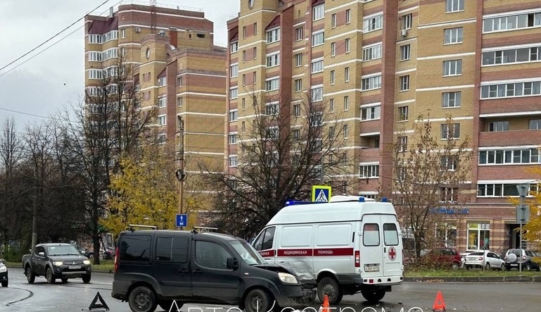 В Костроме при столкновении иномарки со скорой помощью пострадала 11-летняя девочка