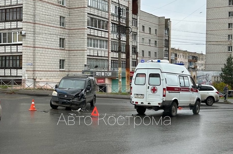 Легковушка протаранила машину скорой помощи в Костроме