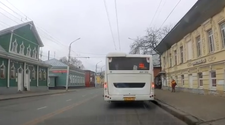 В Костроме водители личных автомобилей не могут обогнать автобусы из-за выделенной полосы на улице Советской