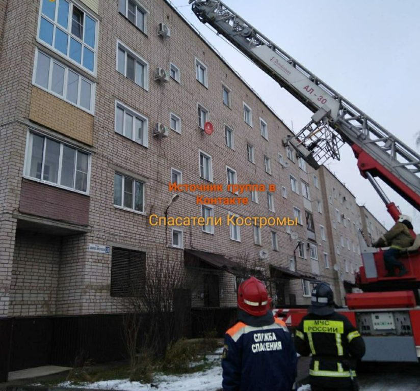 В Костромской области маленький ребенок запер свою маму на балконе пятого этажа