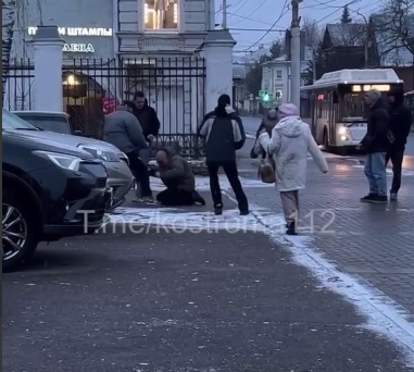 Не поделили наследство: родственники устроили жестокую драку в центре Костромы