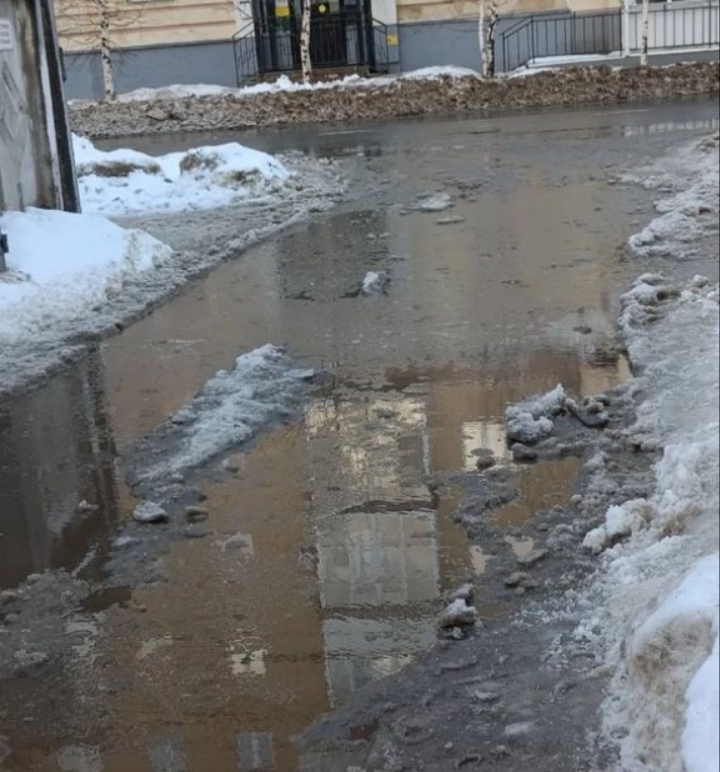 Пациентам приходится добираться вплавь до костромского травмпункта