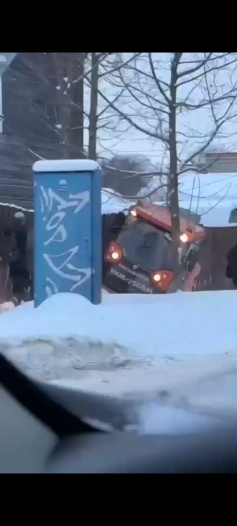 Снегоуборочная машина едва не перевернулась во время  расчистки тротуара в Костроме