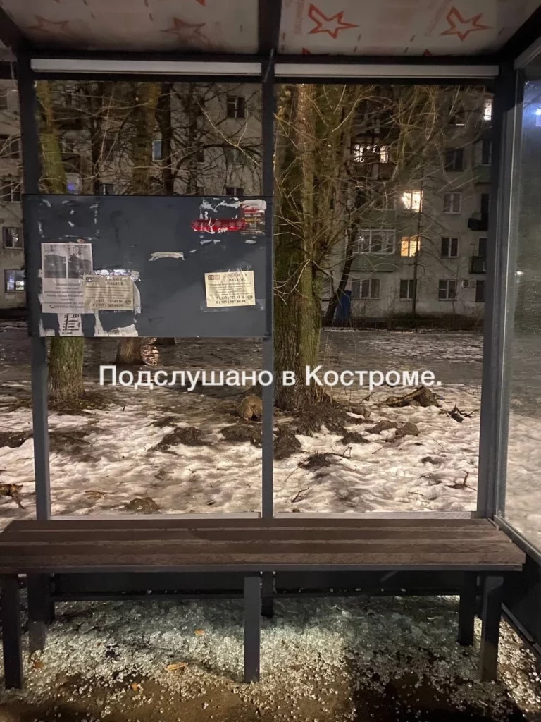 Еще одну антивандальную остановку повредили в Костроме