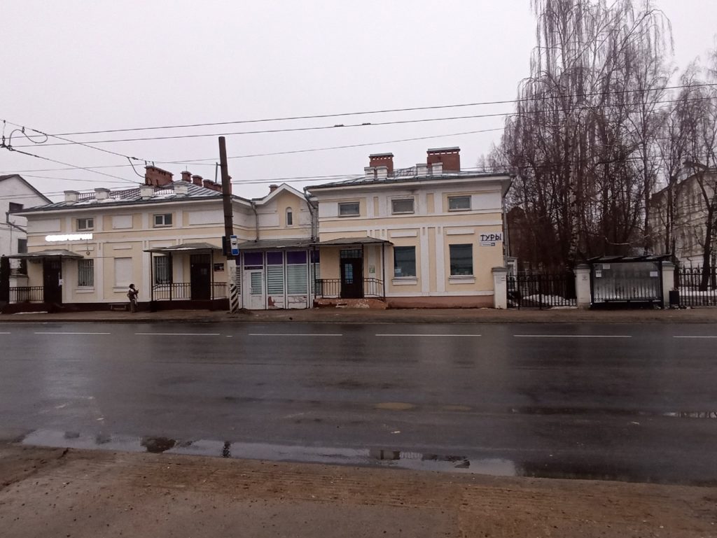 Два раза упасть: в Костроме перенесли автобусную остановку у музыкальной школы №1