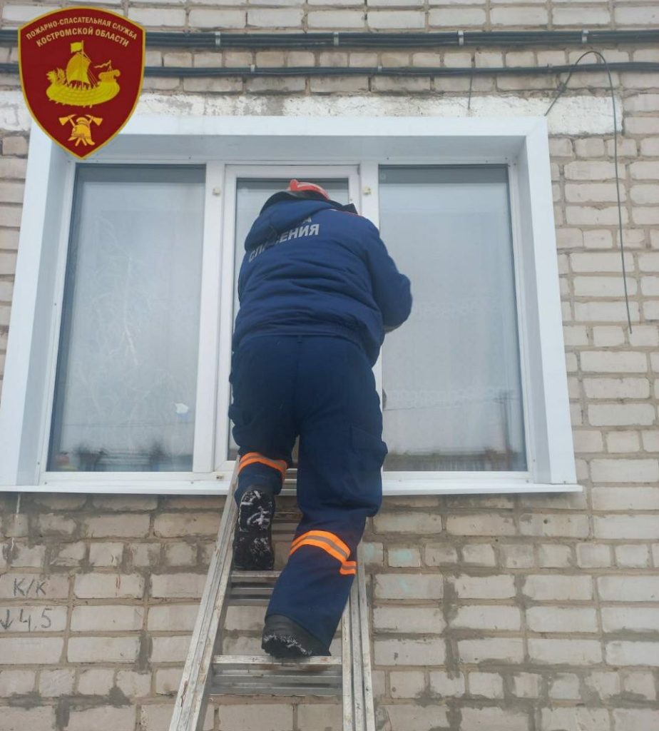Спасатели обнаружили труп мужчины в многоэтажке в Костромской области