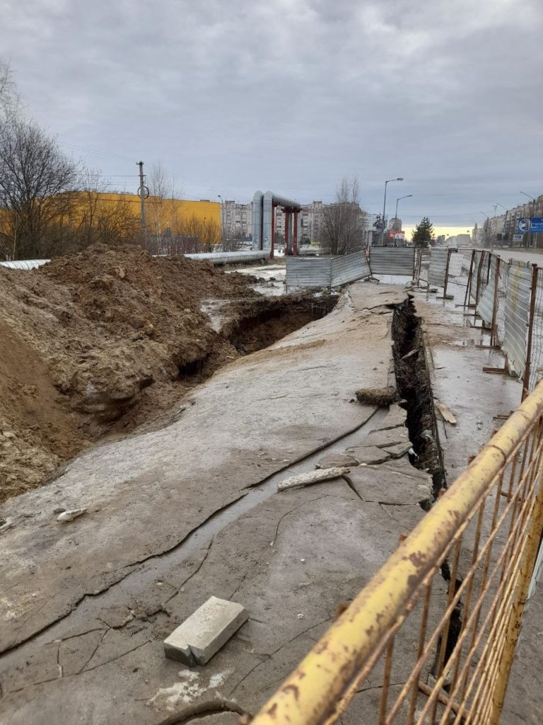 Тротуар обвалился на улице Индустриальной в Костроме