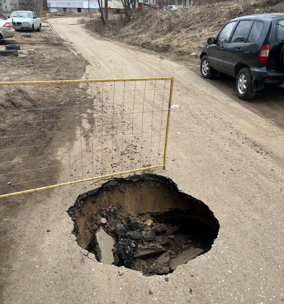 Глубокая дорожная яма затрудняет проезд по улице Профсоюзной в Костроме