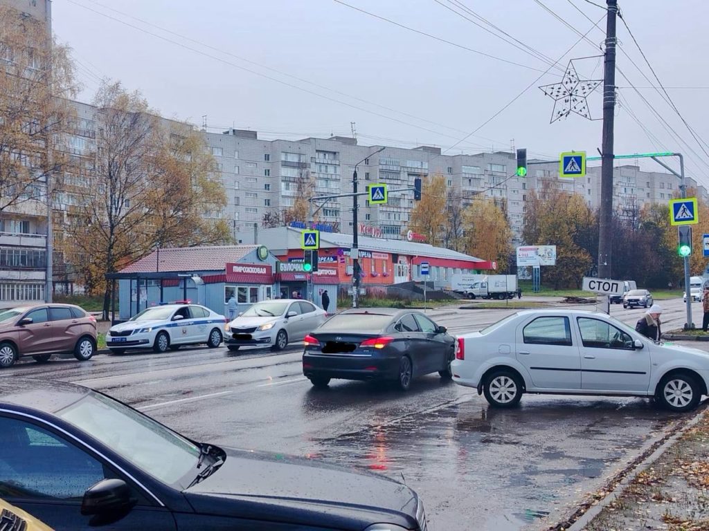 13-летний мальчик попал под колеса машины на пешеходном переходе