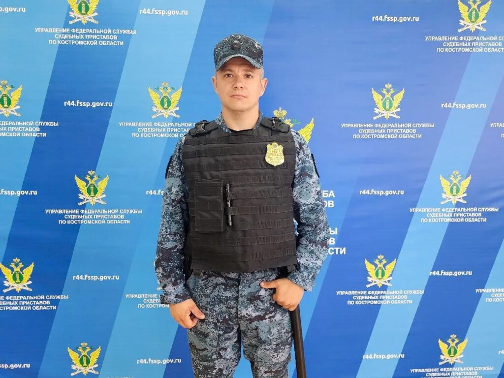 Судебный пристав спас пенсионера на остановке в Костроме
