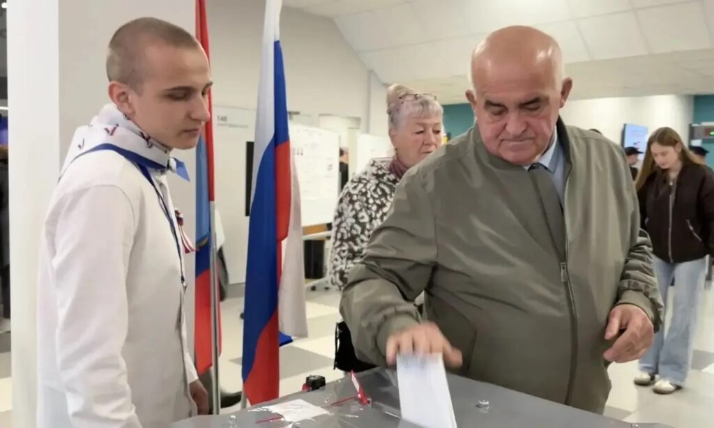 Губернатор Костромской области Сергей Ситников одним из первых проголосовал на выборах в Государственную Думу