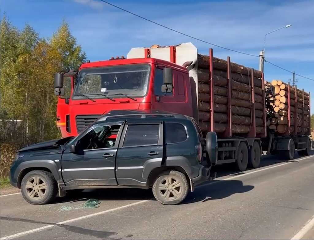 Женщина погибла в аварии с лесовозом в костромском райцентре