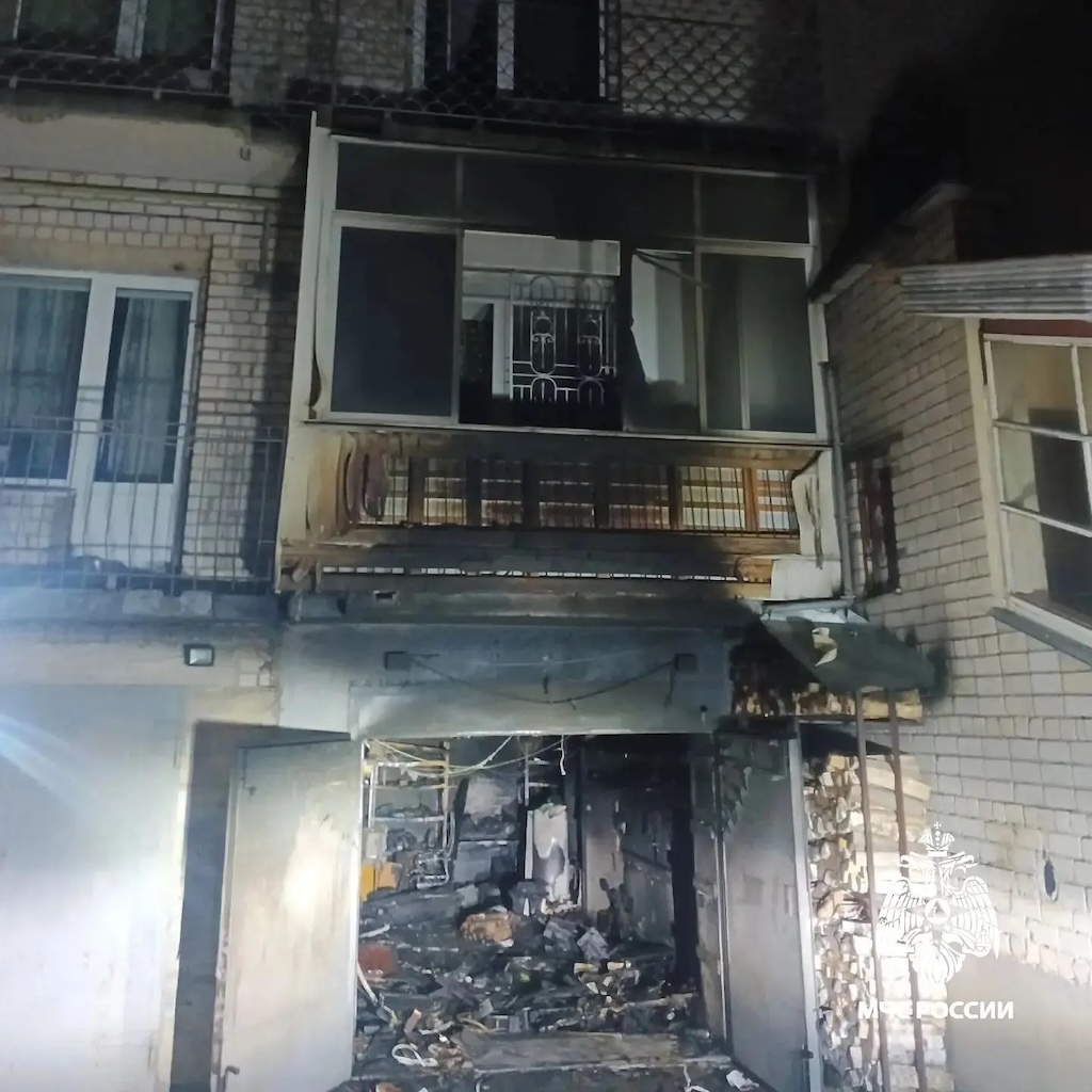 Двух человек спасли из горящего дома в Костроме