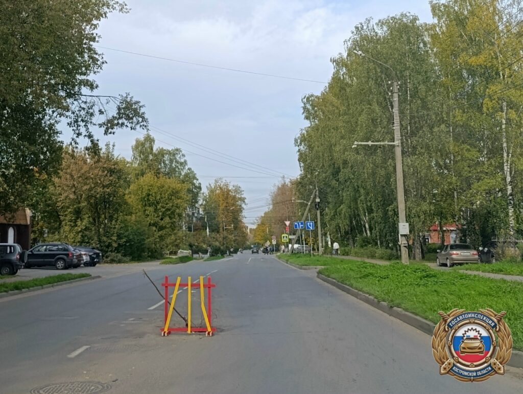 На костромских дорогах плохо огораживают ямы