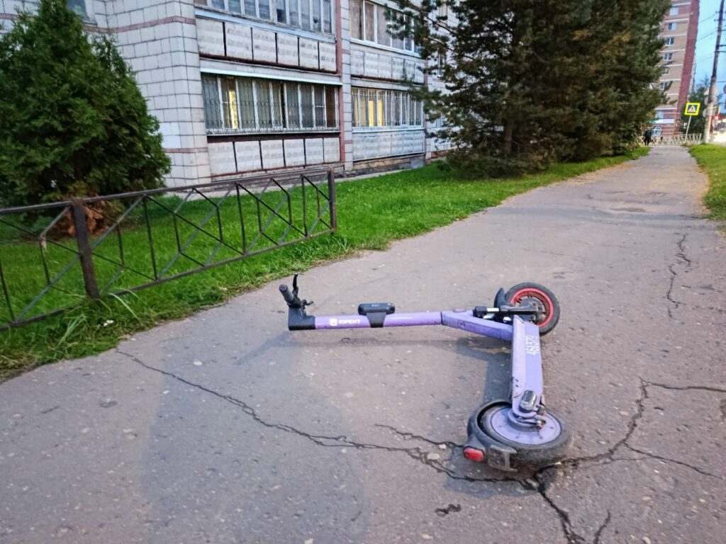 Костромичи более 100 раз пожаловались на брошенные самокаты через чат-бот в «Максе»