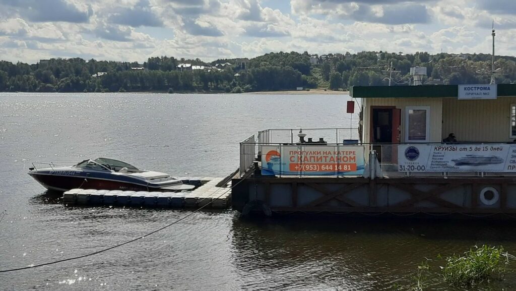 С центральной набережной в Костроме уберут незаконный причал
