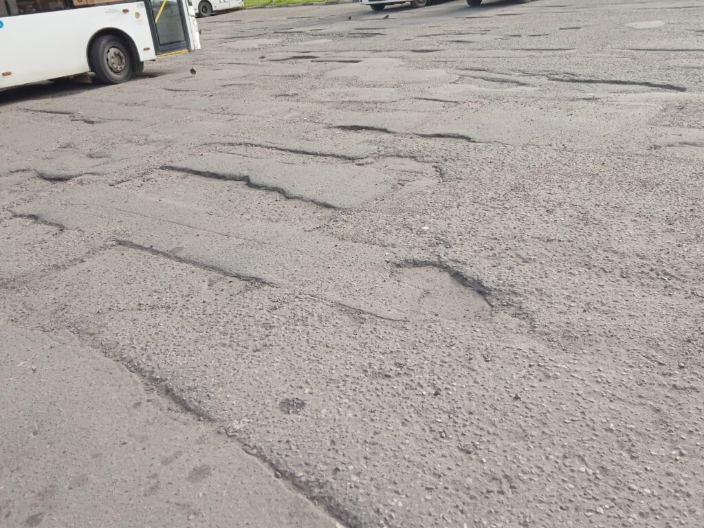 Городские власти потребуют от владельца торгового центра отремонтировать асфальт на конечной автобусов