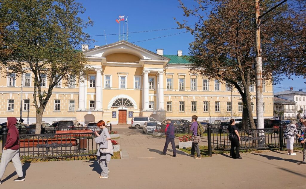 Администрация Костромы заплатит 25 тысяч рублей компенсации за узкую дорогу и тротуар