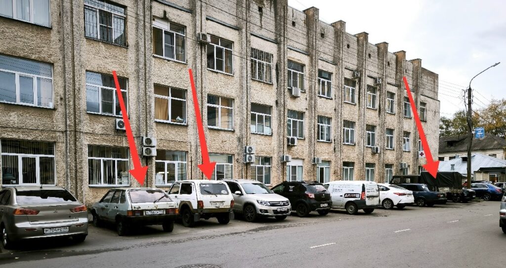 У травмпункта в Костроме нашли брошенные много лет назад машины