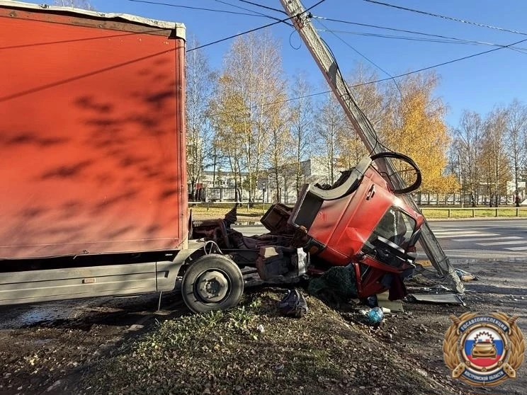 У грузовика отвалилась кабина после столкновения со столбом в Костроме
