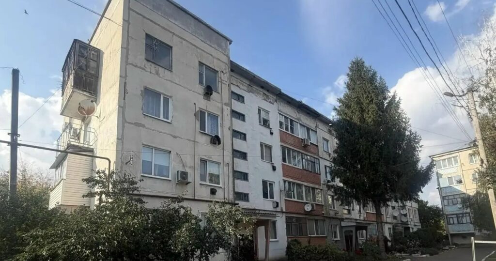 Костромские строители капитально ремонтируют жилой дом в ЛНР