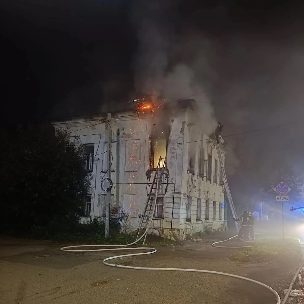 12 человек спаслись из горящего дома в центре Костромы