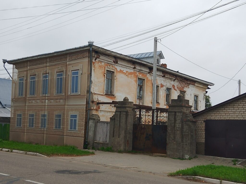 Огромному старинному дому костромском райцентре ищут хранителя