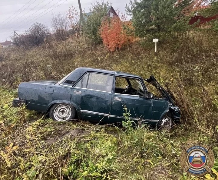 Автоледи на ВАЗе оказалась в кювете после столкновения с китайцем на костромской дороге