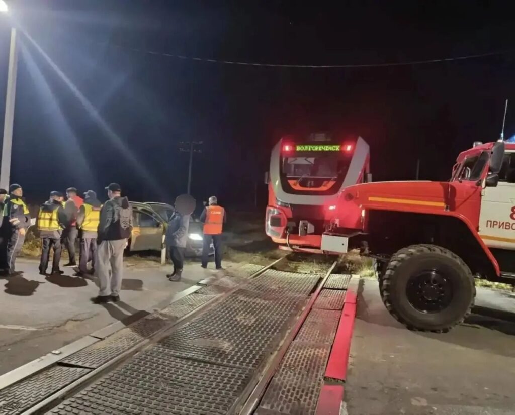 Легковушка попала под поезд на железной дороге под Костромой