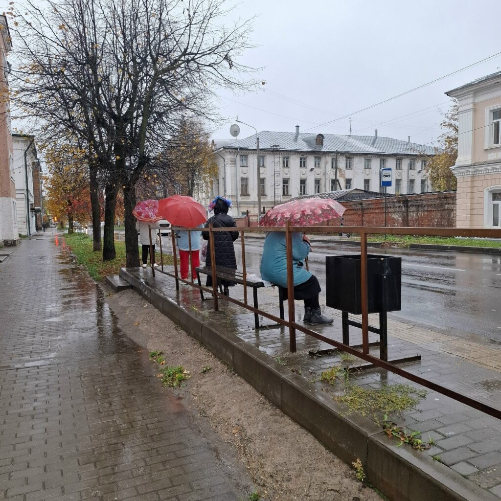 Укрыться негде: пассажиры ждут автобуса под открытым небом на улице Князева в Костроме