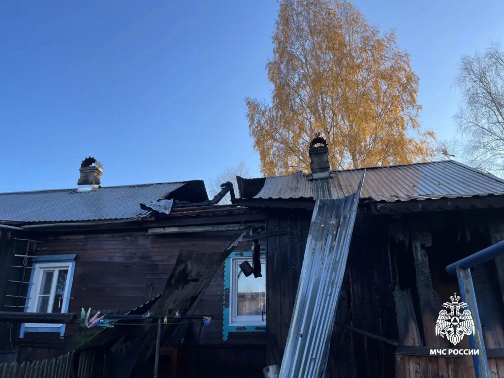 Огонь уничтожил перекрытия и веранду дома в костромском райцентре