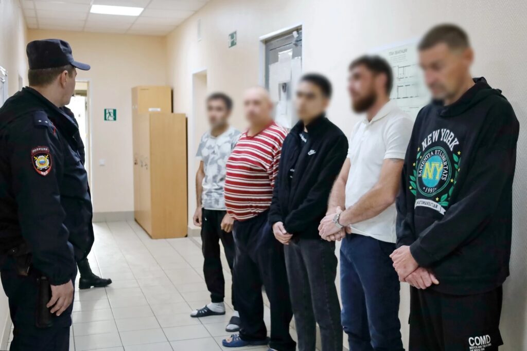 Костромские полицейские провели самую массовую высылку мигрантов в 2026 году